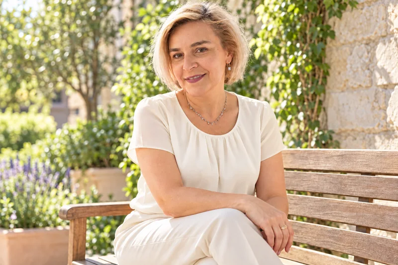 Mariana Țăranu auf einer Gartenbank